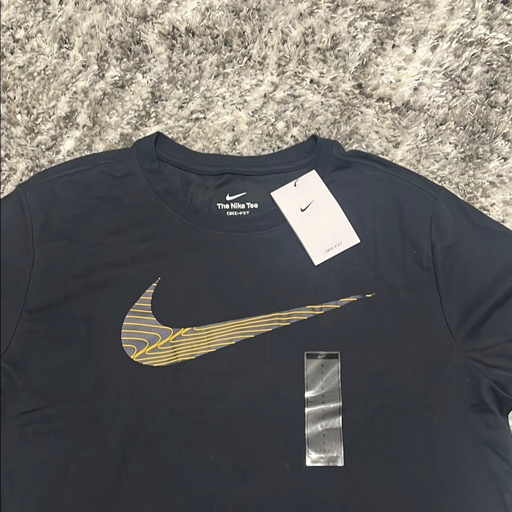 Nike Black T-Shirt with Gold Logo - Picture 3 of 6